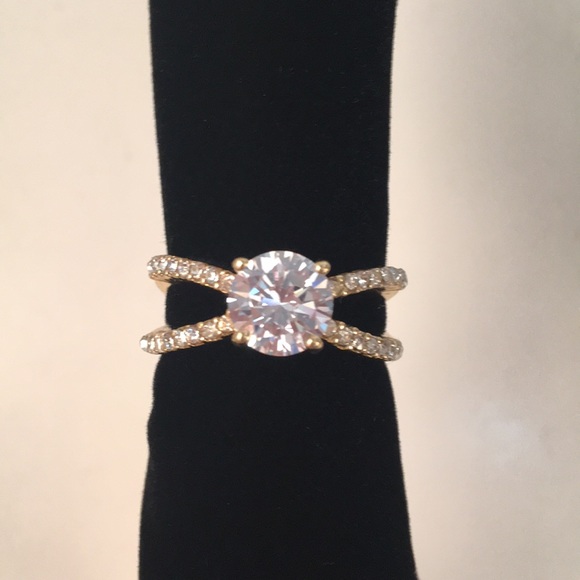 ❤️Gorgeous Gold Plated Ring With White CZ - Picture 2 of 5